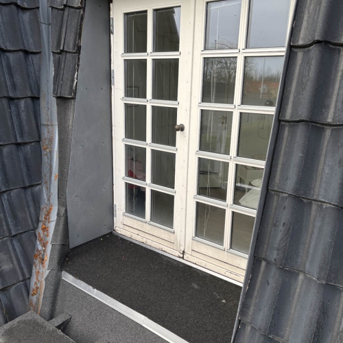 Kvist med dobbeltdør i forbindelse med renovering og nyt tag på bolig