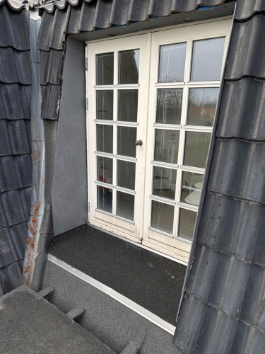 Kvist med dobbeltdør i forbindelse med renovering og nyt tag på bolig