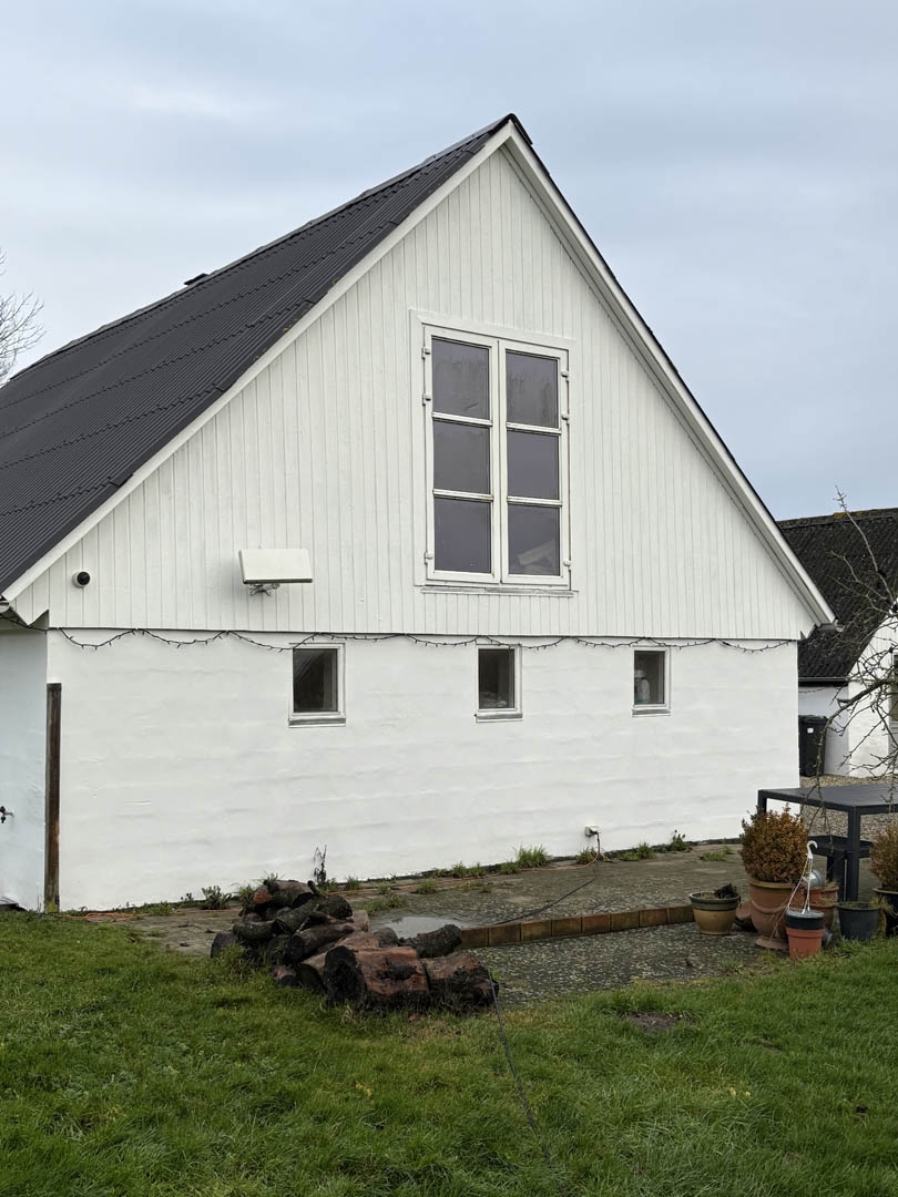 Træterrasse ved hvid facade med nyt tag og renoveret gavl